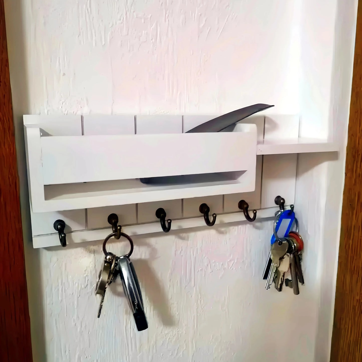 Rustikaler Schlüsselhalter mit Post - Organizer – Dekorative Wandmontage - ApolettaApoletta