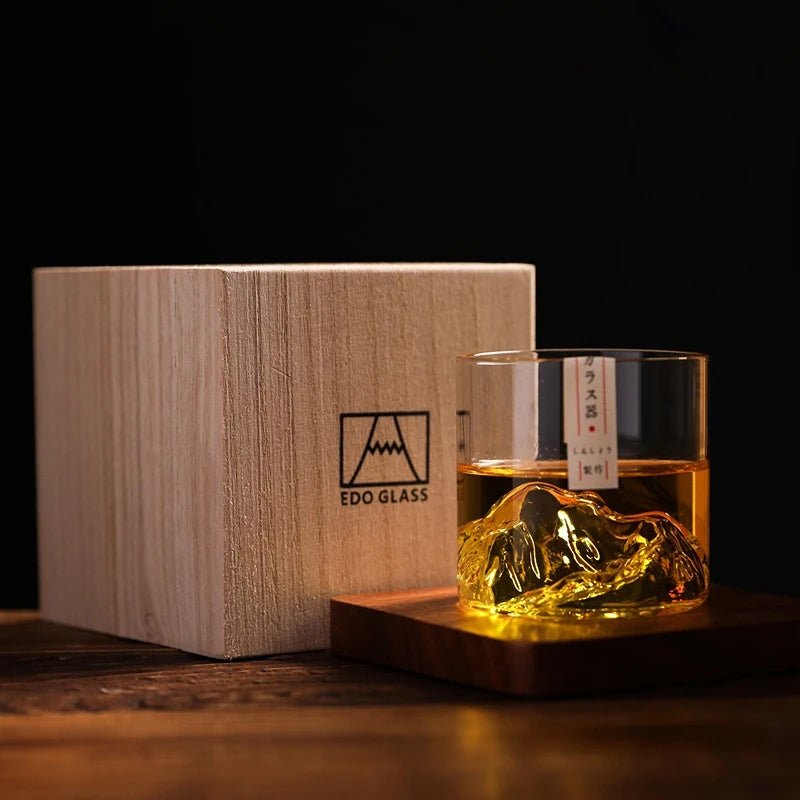 3D - Whiskyglas "Japanischer Berg": Handgefertigtes Glas mit Holzbox für Liebhaber - ApolettaApoletta