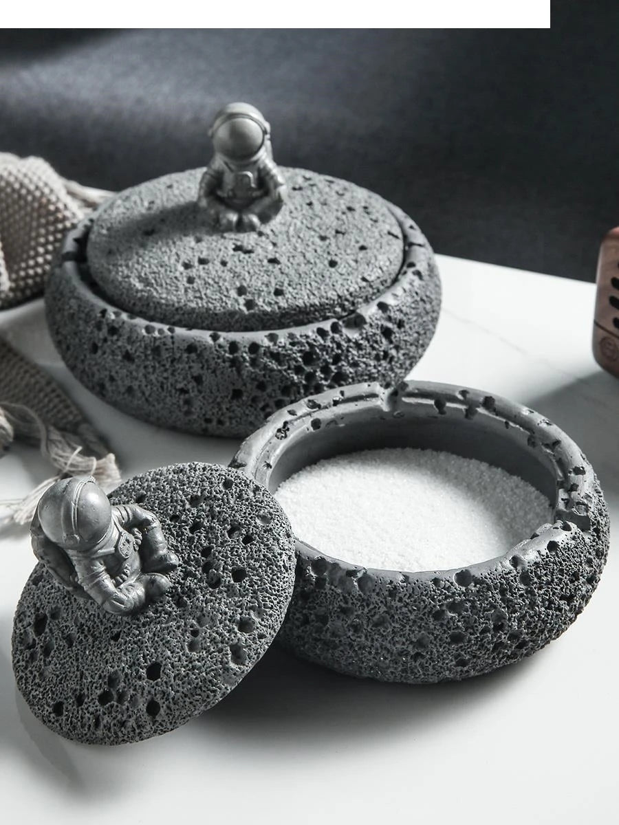 Zement Astronauten-Aschenbecher mit Deckel (Groß & Hitzebeständig) - Apoletta