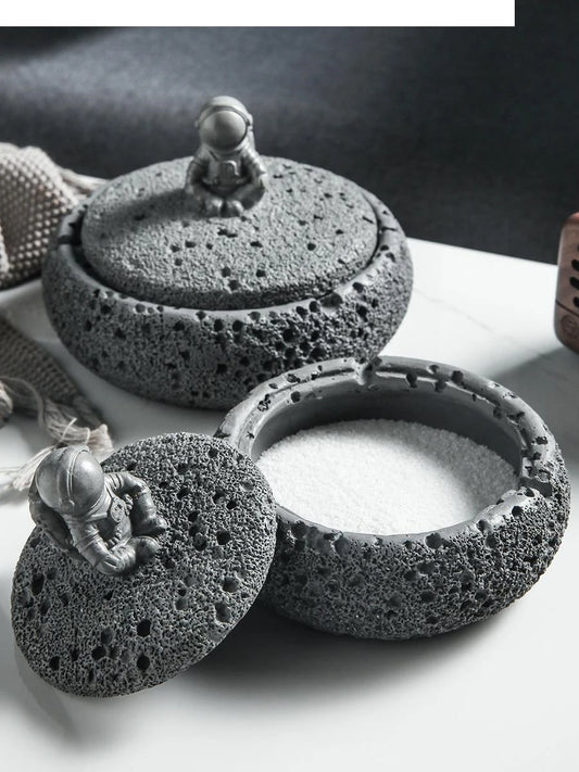 Zement Astronauten-Aschenbecher mit Deckel (Groß & Hitzebeständig) - Apoletta