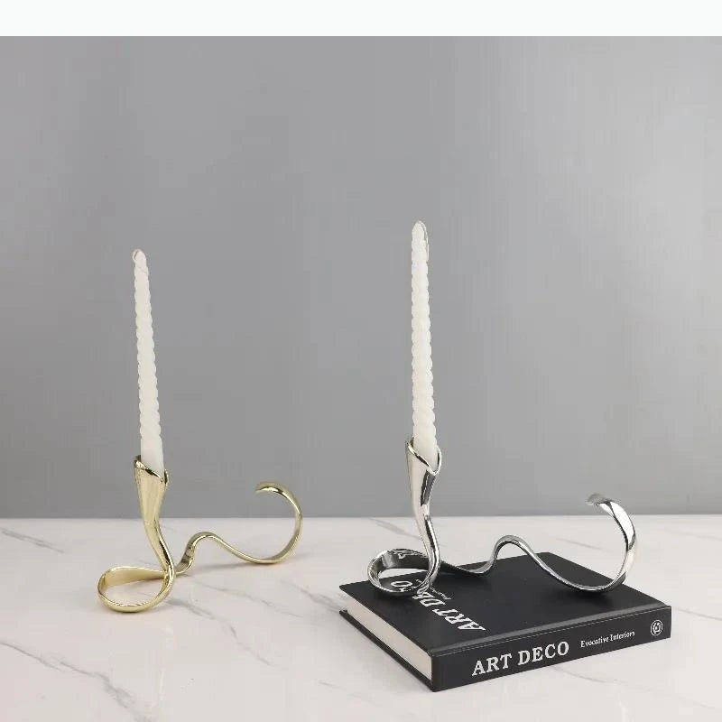 Moderner Wellen-Kerzenständer aus Metall – Geometrischer Kandelaber - Apoletta