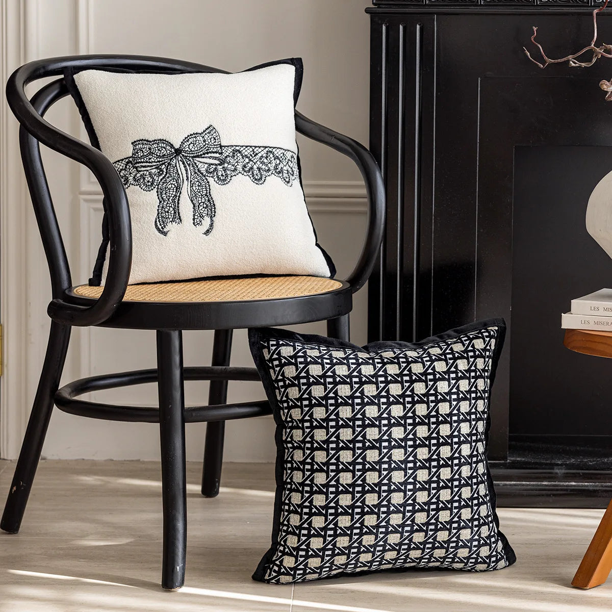 Nordischer Schwarz-Weiß Kissenbezug (45x45cm) – Plaid Jacquard mit Bogen-Stickerei - Apoletta