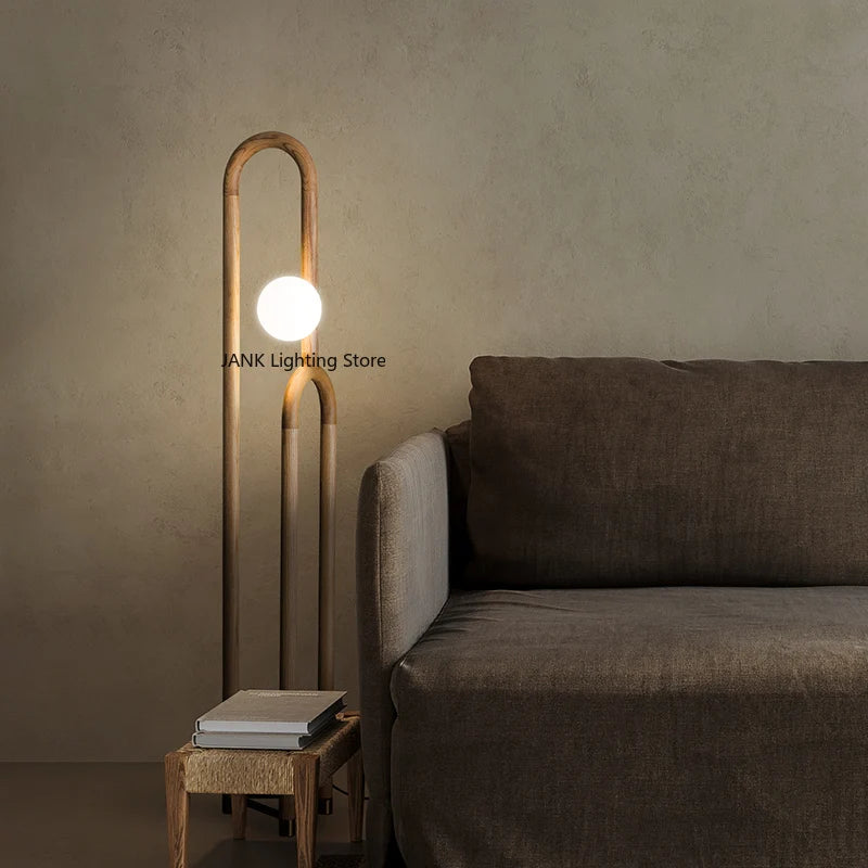 Kreative LED-Stehlampe aus dunklem Holz - Apoletta