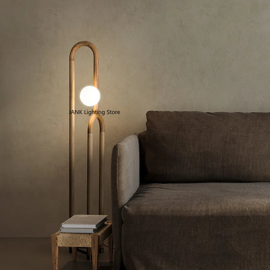 Kreative LED-Stehlampe aus dunklem Holz - Apoletta