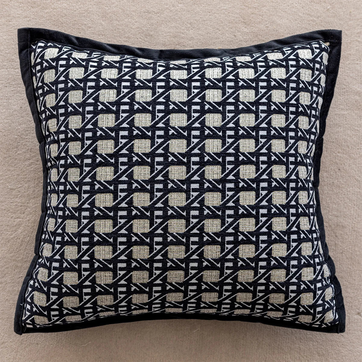 Nordischer Schwarz-Weiß Kissenbezug (45x45cm) – Plaid Jacquard mit Bogen-Stickerei - Apoletta