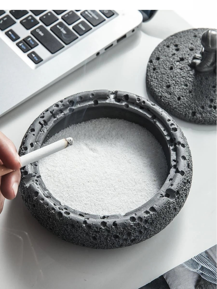 Zement Astronauten-Aschenbecher mit Deckel (Groß & Hitzebeständig) - Apoletta