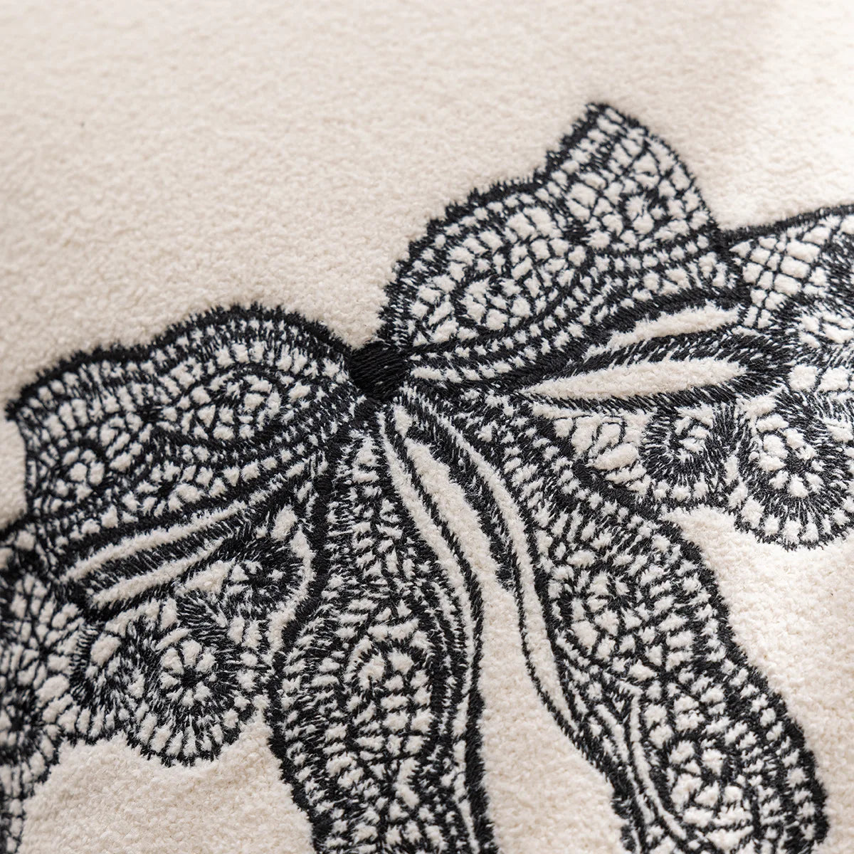 Nordischer Schwarz-Weiß Kissenbezug (45x45cm) – Plaid Jacquard mit Bogen-Stickerei - Apoletta