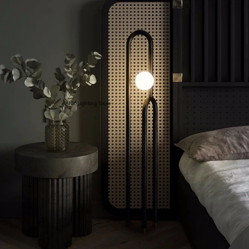 Kreative LED-Stehlampe aus dunklem Holz - Apoletta