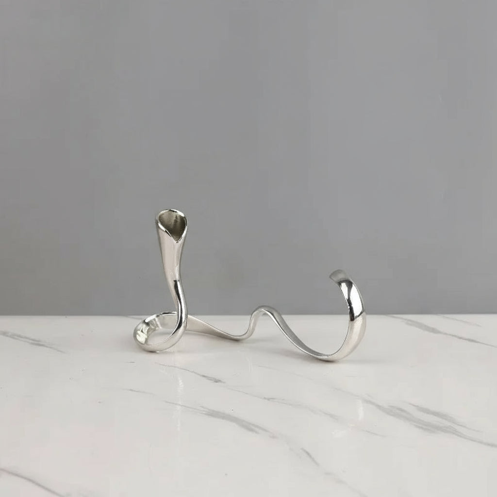 Moderner Wellen-Kerzenständer aus Metall – Geometrischer Kandelaber - Apoletta