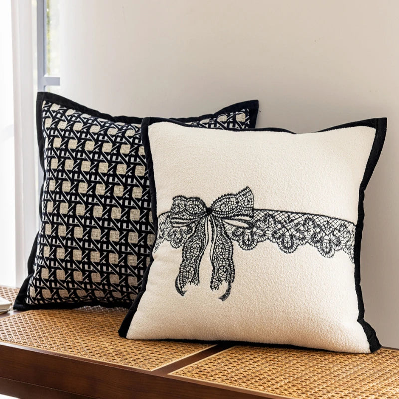 Nordischer Schwarz-Weiß Kissenbezug (45x45cm) – Plaid Jacquard mit Bogen-Stickerei - Apoletta