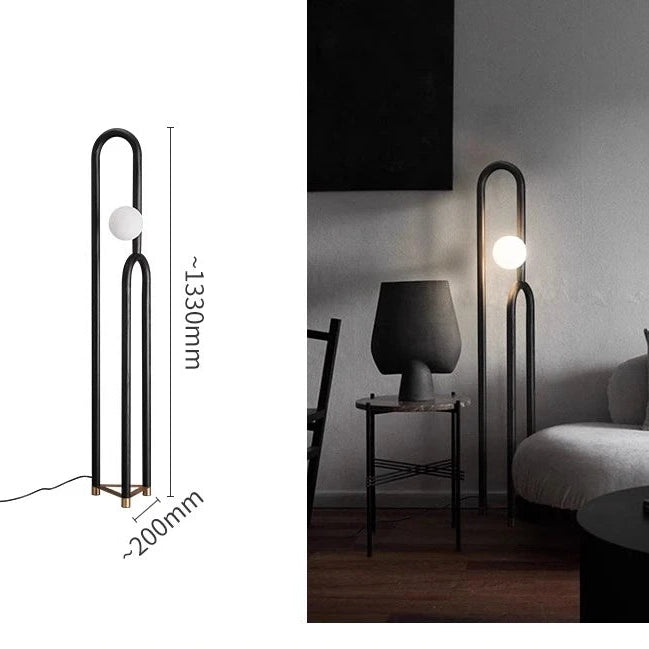 Kreative LED-Stehlampe aus dunklem Holz - Apoletta