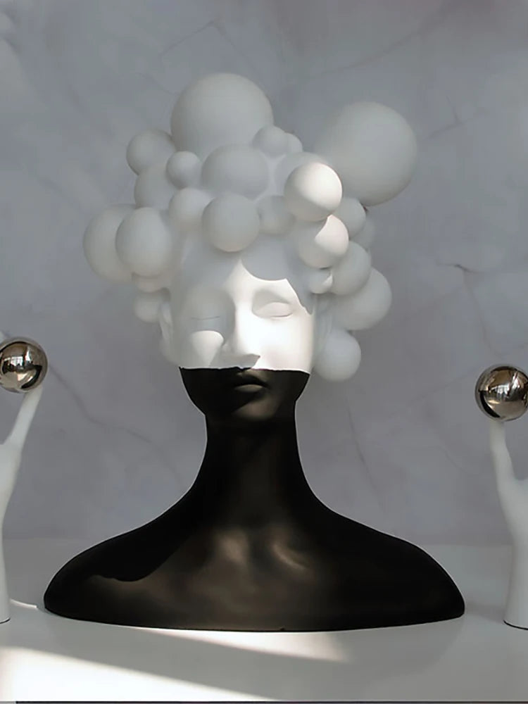 Kreative Schwarz-Weiße Harzskulptur – Geheimnisvolle Frau als Kunst-Ornament - Apoletta