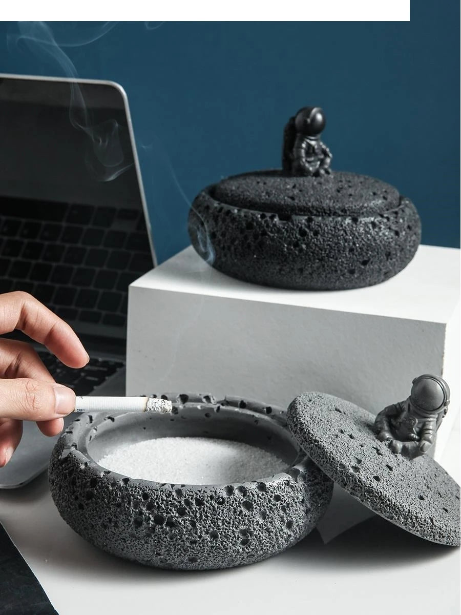 Zement Astronauten-Aschenbecher mit Deckel (Groß & Hitzebeständig) - Apoletta