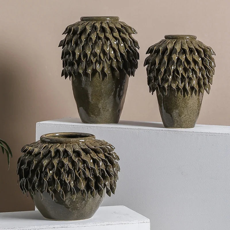 Abstrakte Keramikvase mit 3D-Blattrelief - Apoletta
