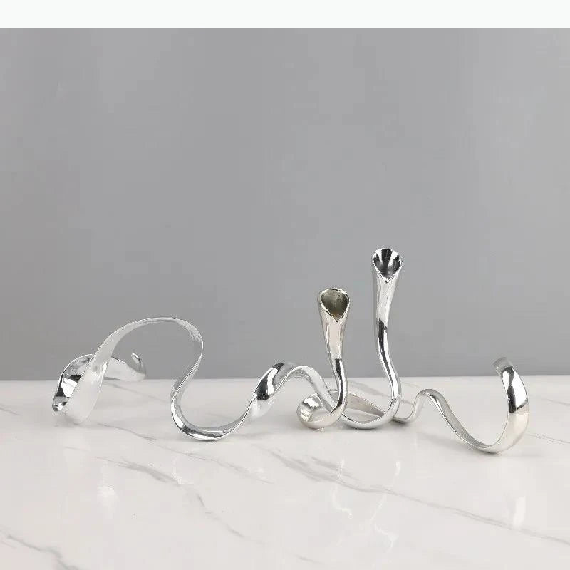 Moderner Wellen-Kerzenständer aus Metall – Geometrischer Kandelaber - Apoletta