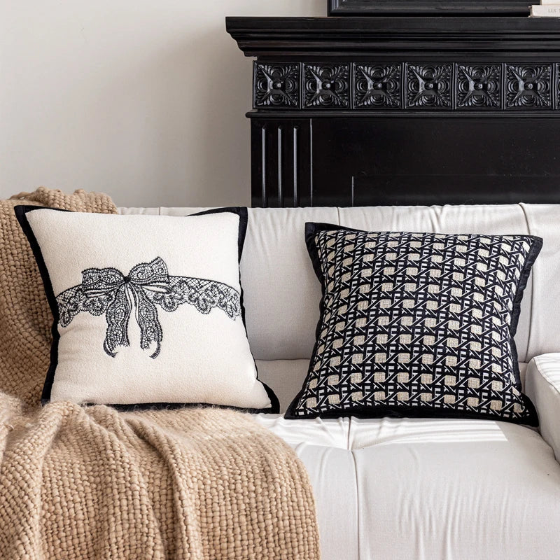 Nordischer Schwarz-Weiß Kissenbezug (45x45cm) – Plaid Jacquard mit Bogen-Stickerei - Apoletta