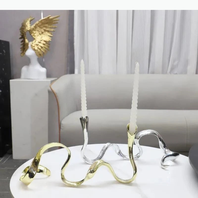 Moderner Wellen-Kerzenständer aus Metall – Geometrischer Kandelaber - Apoletta