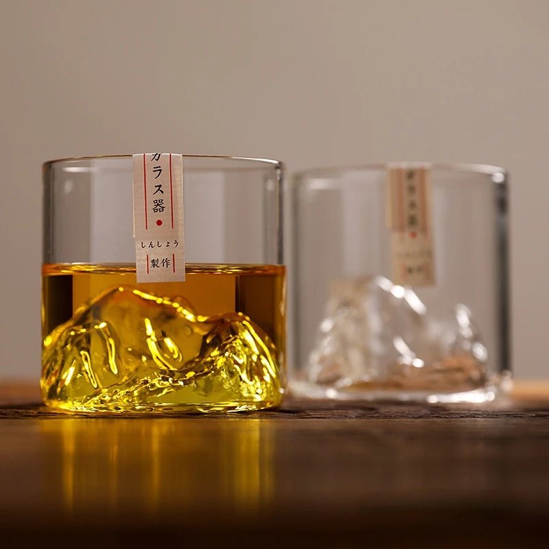 3D - Whiskyglas "Japanischer Berg": Handgefertigtes Glas mit Holzbox für Liebhaber - ApolettaApoletta