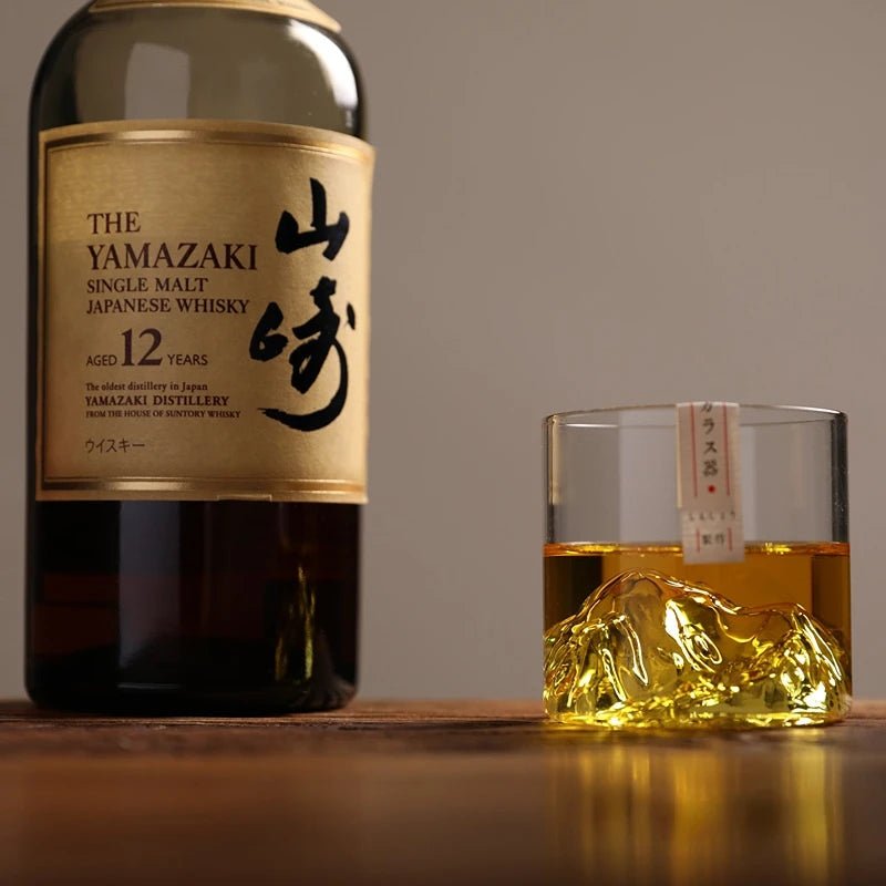 3D - Whiskyglas "Japanischer Berg": Handgefertigtes Glas mit Holzbox für Liebhaber - ApolettaApoletta