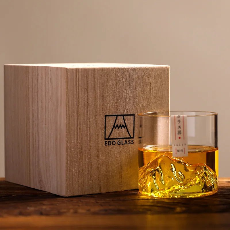 3D - Whiskyglas "Japanischer Berg": Handgefertigtes Glas mit Holzbox für Liebhaber - ApolettaApoletta