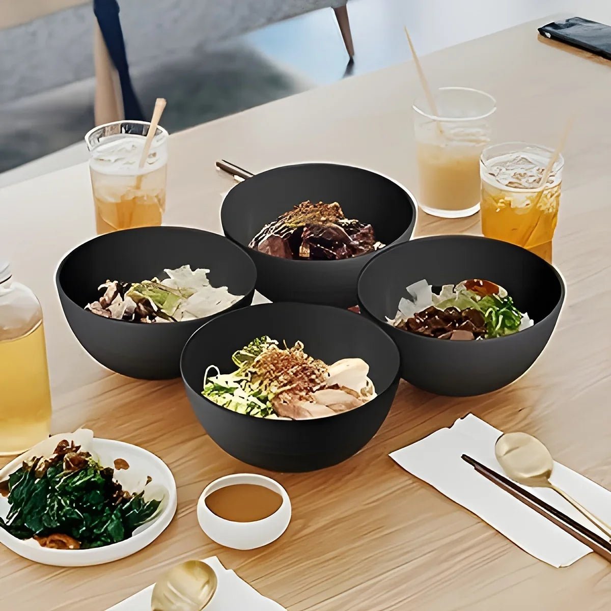 16 - teiliges Geschirrset: Teller, Schüsseln & Tassen für Zuhause, Camping und Party - ApolettaApoletta