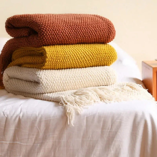 Gestrickte Decke mit Fransen: Weich & Einfarbig für Couch, Bett & Büro - ApolettaApoletta