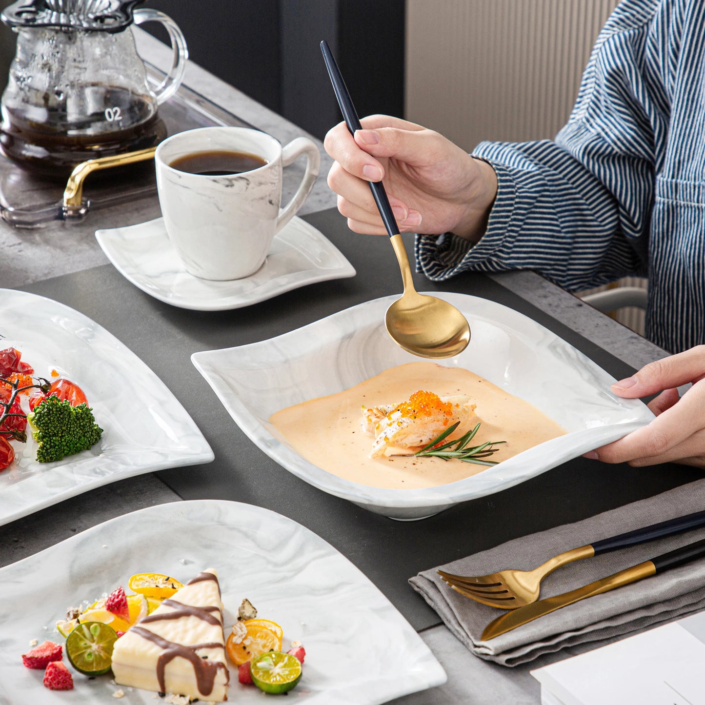 30 - teiliges Marmor - Geschirr - Set: Porzellan - Teller, Tassen & Untertassen - ApolettaApoletta