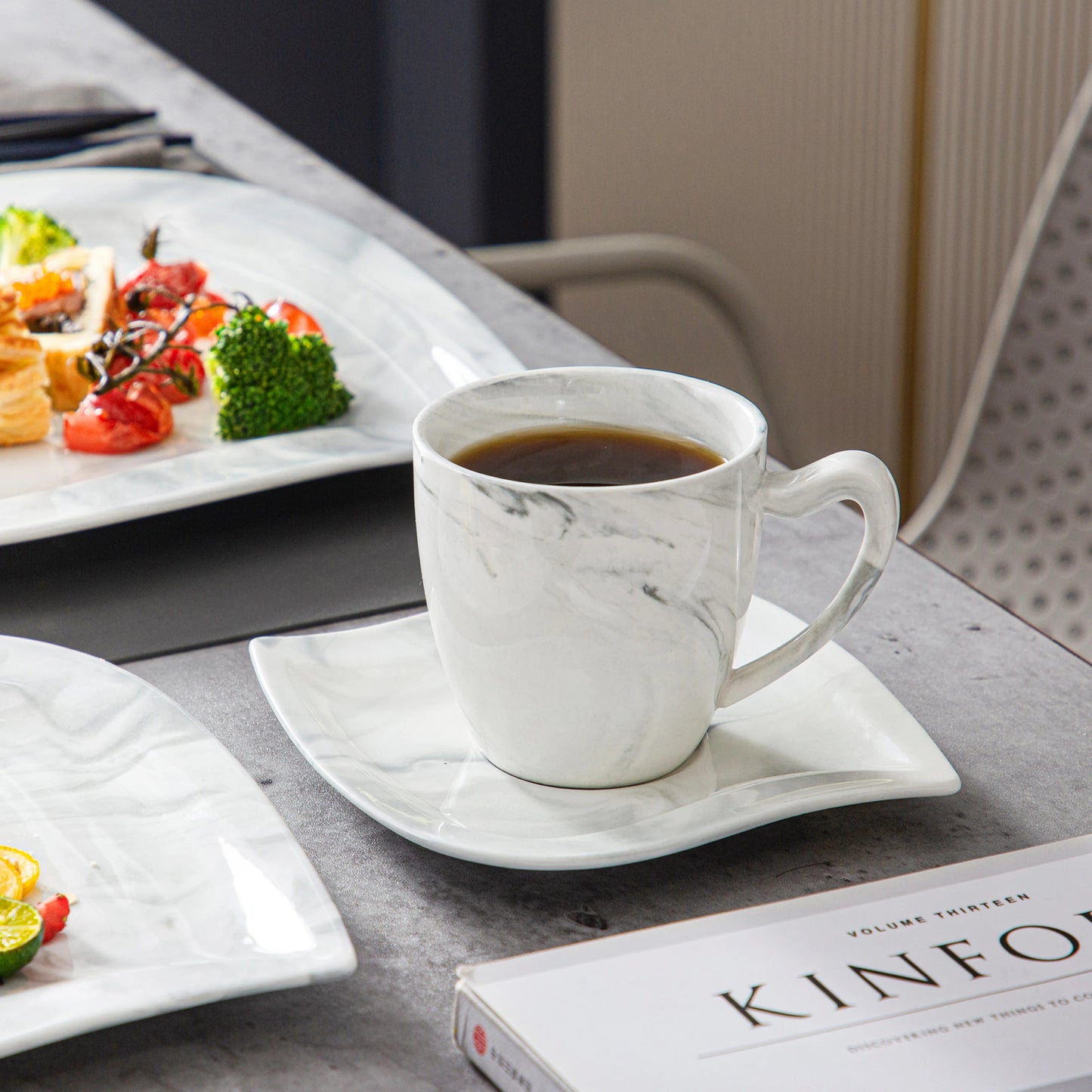 30 - teiliges Marmor - Geschirr - Set: Porzellan - Teller, Tassen & Untertassen - ApolettaApoletta