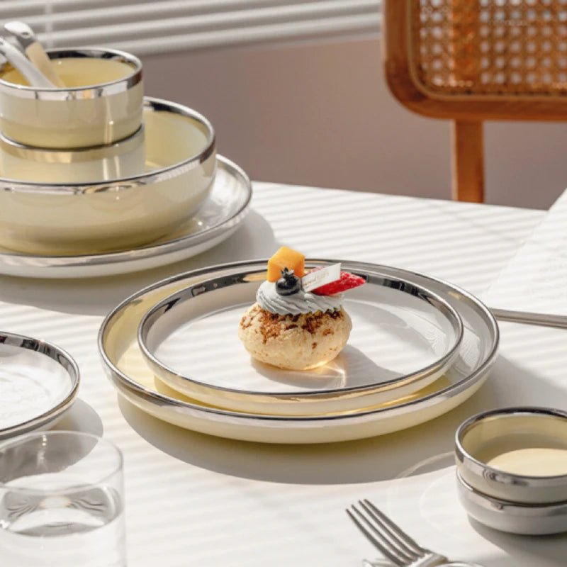 Keramikteller mit Silberrand: Stilvolles Geschirr - Set für Steak & Co. - ApolettaApoletta