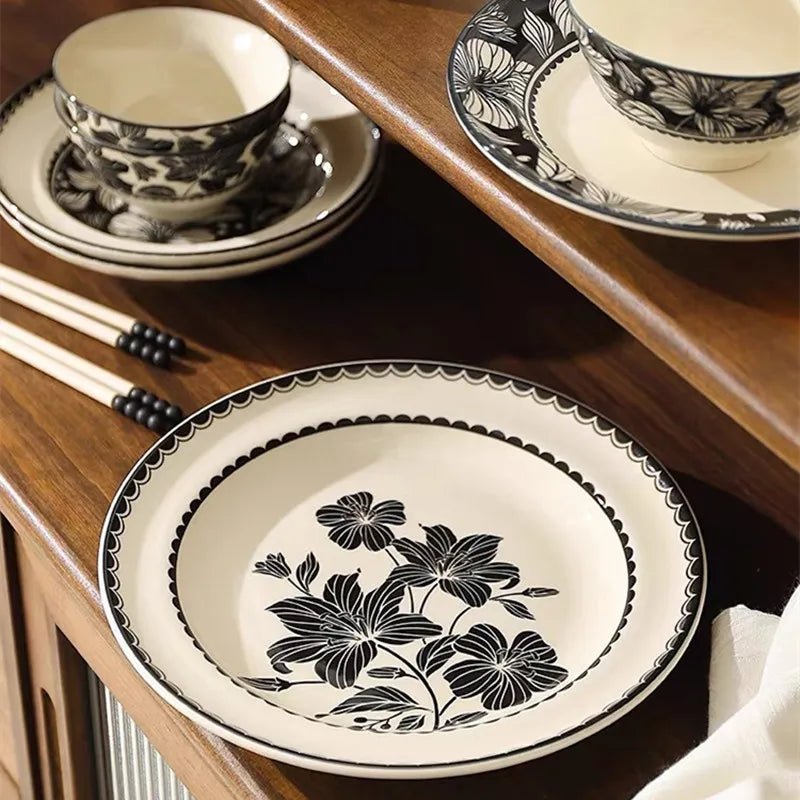 Vintage - Keramik - Geschirr - Set: Schalen, Teller & Besteck mit schwarzem Lilienmuster - ApolettaApoletta