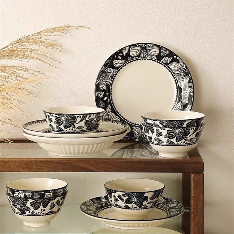 Vintage - Keramik - Geschirr - Set: Schalen, Teller & Besteck mit schwarzem Lilienmuster - ApolettaApoletta
