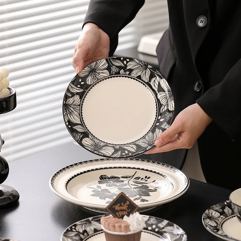 Vintage - Keramik - Geschirr - Set: Schalen, Teller & Besteck mit schwarzem Lilienmuster - ApolettaApoletta