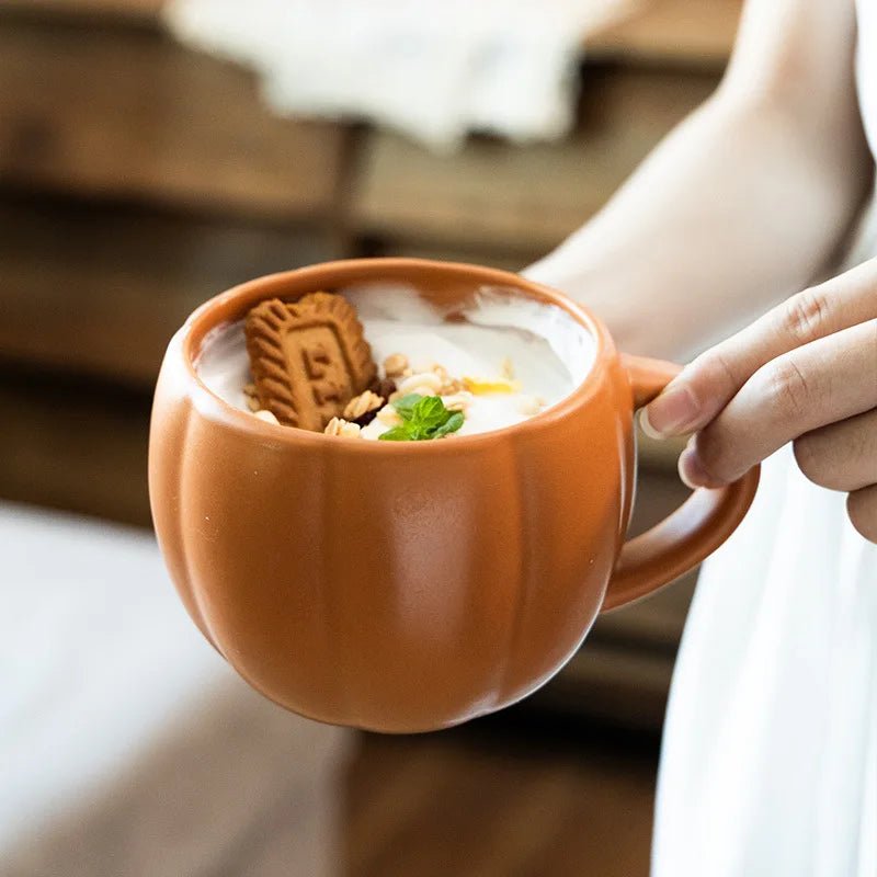 Kürbis - Keramiktasse (450 ml): Retro - Halloween - Becher mit Emaille - Griff für Kaffee & Milch - ApolettaApoletta