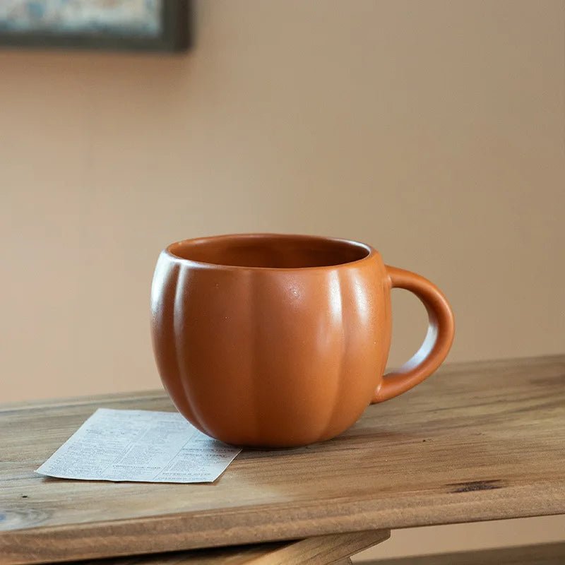 Kürbis - Keramiktasse (450 ml): Retro - Halloween - Becher mit Emaille - Griff für Kaffee & Milch - ApolettaApoletta