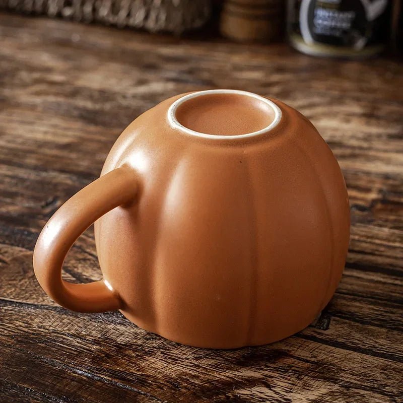 Kürbis - Keramiktasse (450 ml): Retro - Halloween - Becher mit Emaille - Griff für Kaffee & Milch - ApolettaApoletta