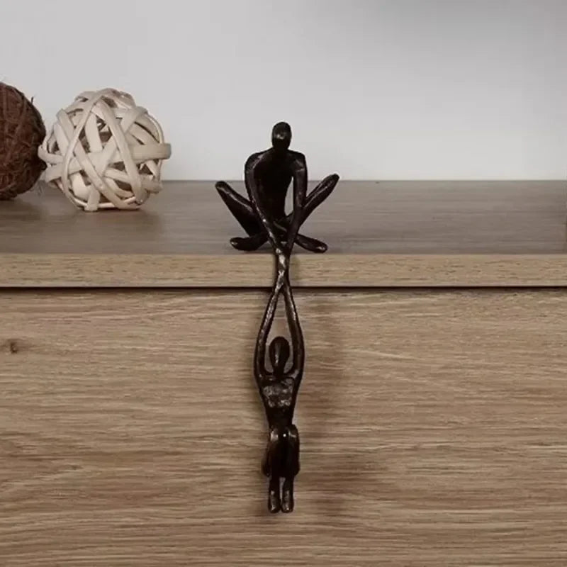 Kunst - Skulptur „Tanzendes Paar“: Mann hebt Frau - Statue für Desktop - Deko - ApolettaApoletta