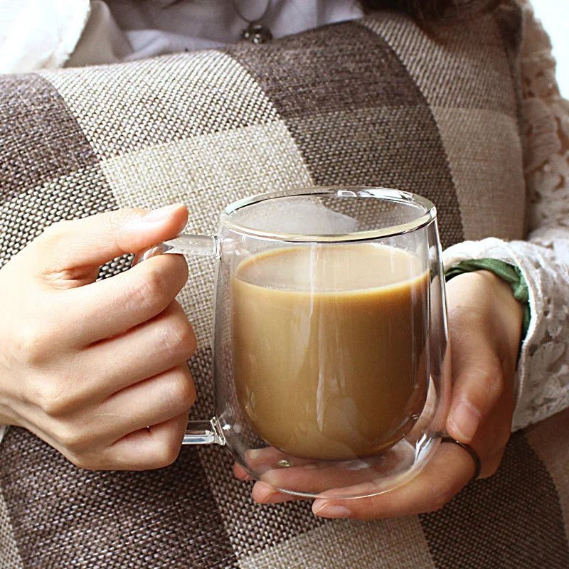 Doppelwandiger Borosilikat - Glasbecher: Hitzebeständig mit Griff für Kaffee & Saft - ApolettaApoletta