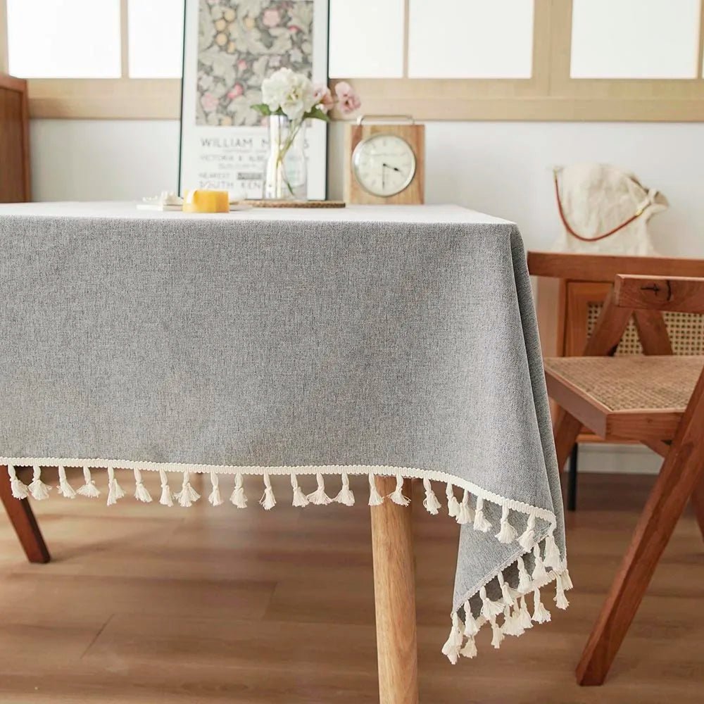 Tischdecke im Bauernhausstil: Graue Baumwoll - Tischdecke mit Quasten für Esszimmer & Küche - ApolettaApoletta