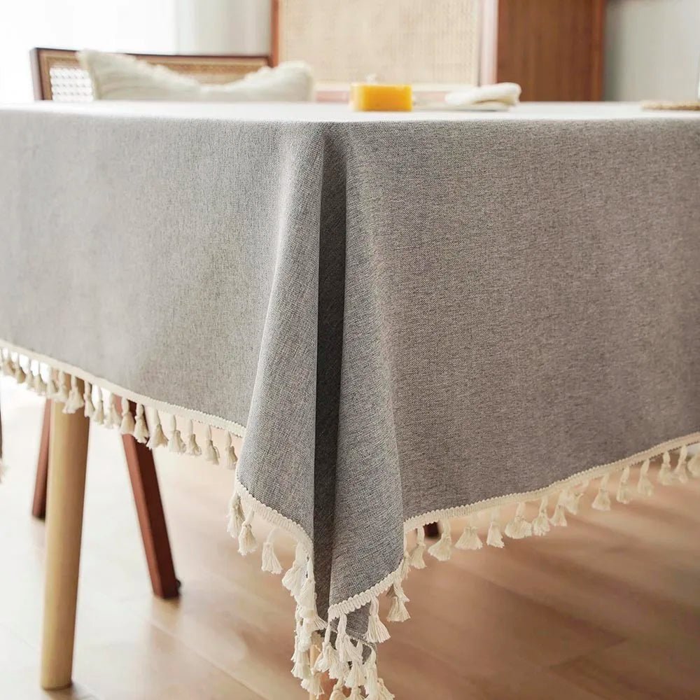 Tischdecke im Bauernhausstil: Graue Baumwoll - Tischdecke mit Quasten für Esszimmer & Küche - ApolettaApoletta
