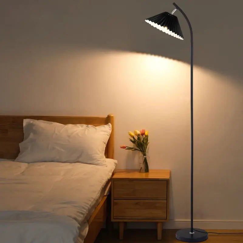 Nordische Plissee - Stehlampe: Moderne Stehleuchte & Nachtlicht für Wohnzimmer & Schlafzimmer - ApolettaApoletta