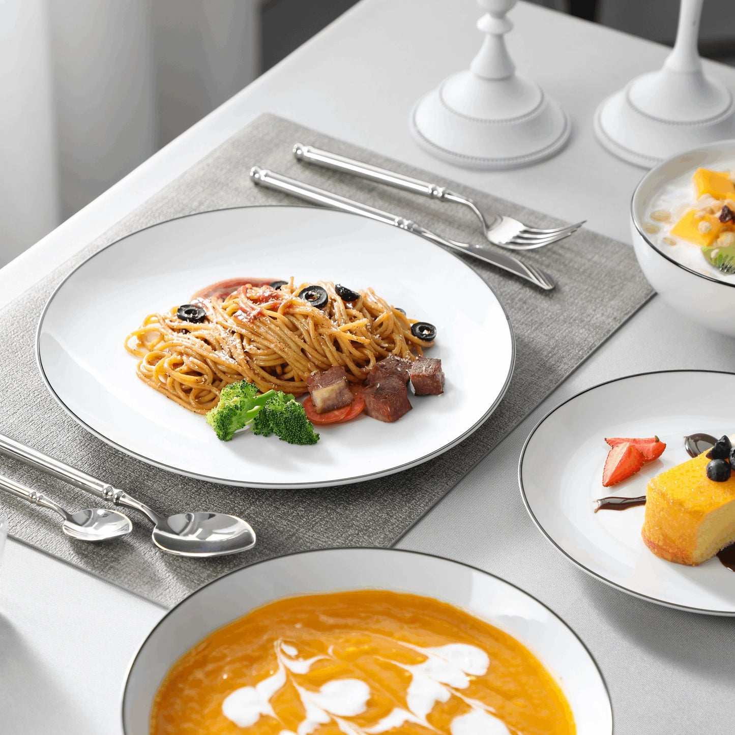 Keramik - Geschirr - Set: 24 - teilig in Weiß mit schwarzem Rand für 6 Personen - ApolettaApoletta