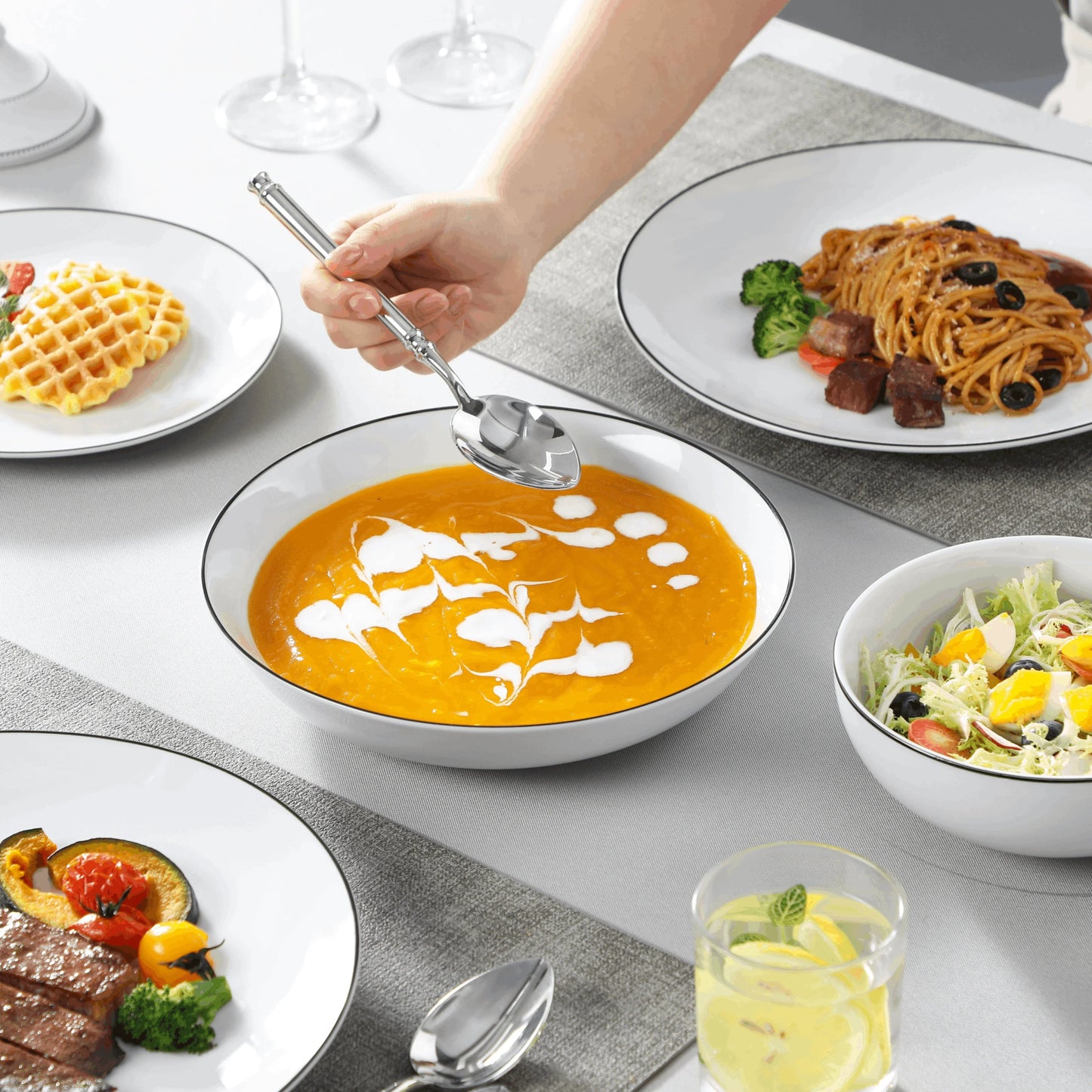 Keramik - Geschirr - Set: 24 - teilig in Weiß mit schwarzem Rand für 6 Personen - ApolettaApoletta