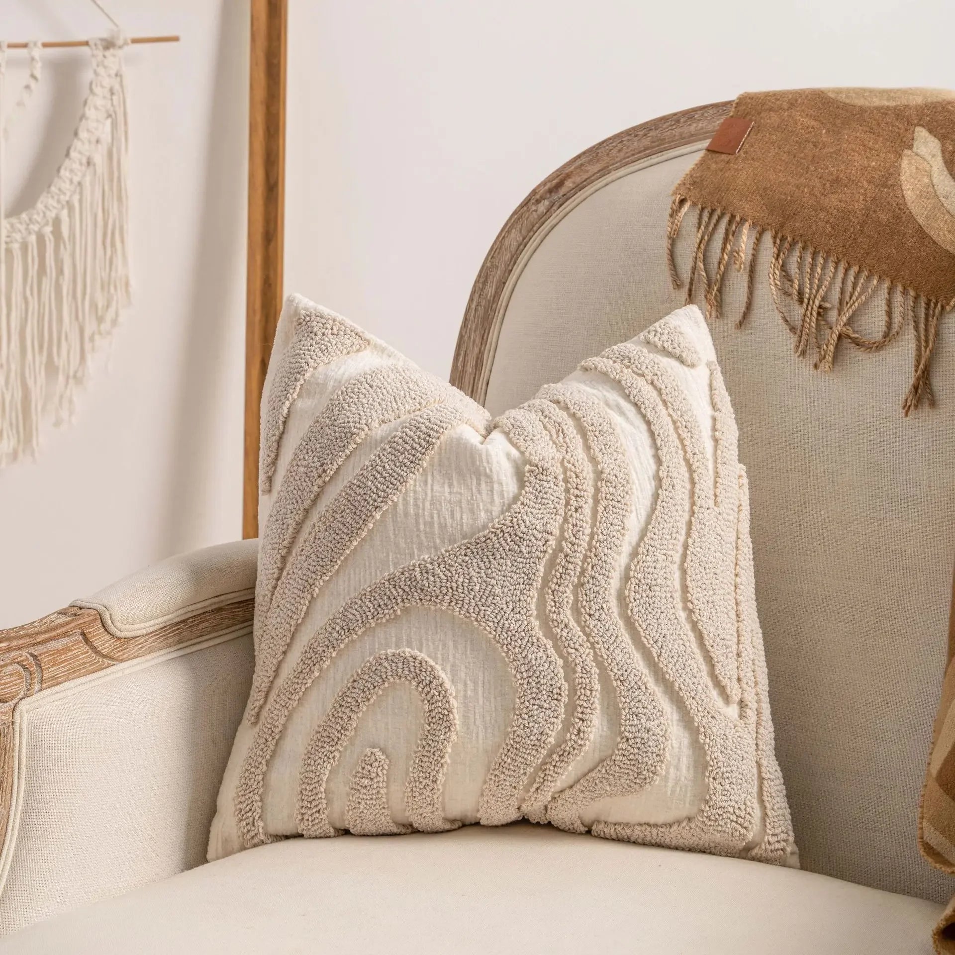 Boho Kissenbezüge mit Fransen: Trendige Strickbezüge für ein gemütliches Wohnzimmer - ApolettaApoletta