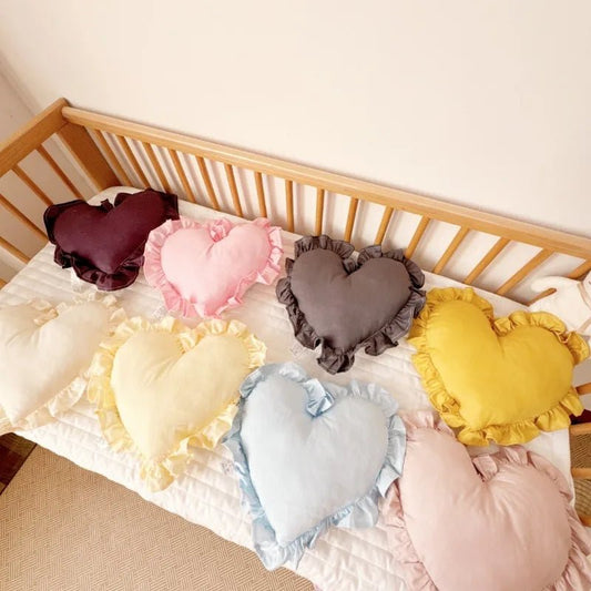 Romantisches Satin - Kissen: Rosa Herz - Kissen mit Rüschen für Schlafzimmer & Wohnzimmer - ApolettaApoletta