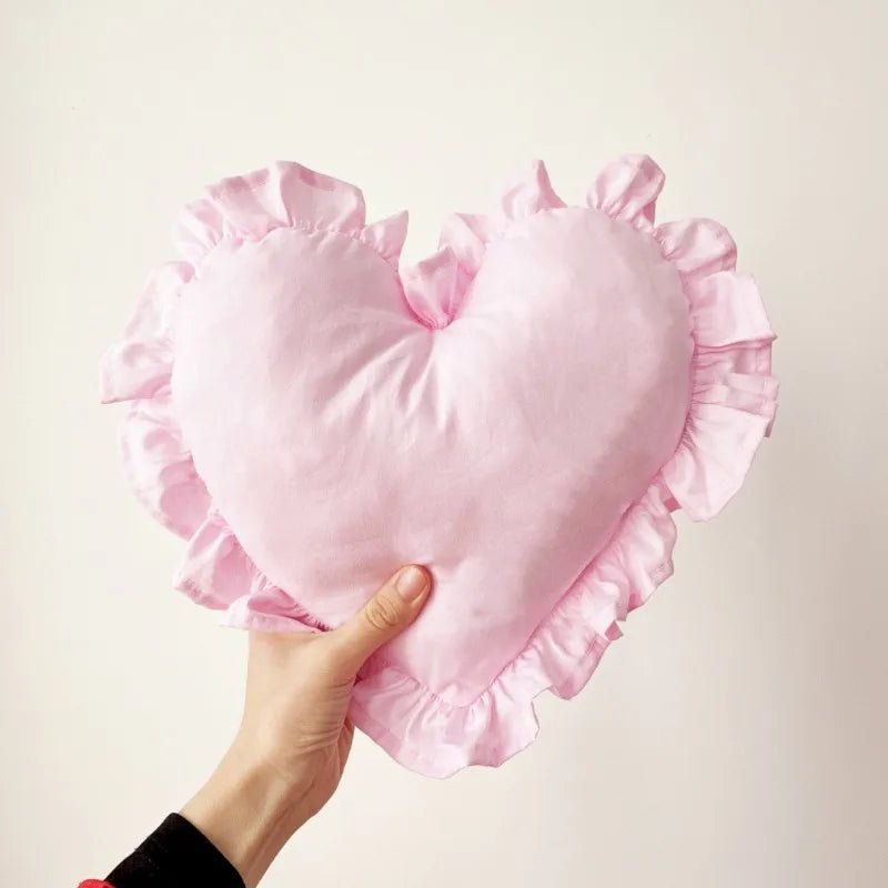Romantisches Satin - Kissen: Rosa Herz - Kissen mit Rüschen für Schlafzimmer & Wohnzimmer - ApolettaApoletta