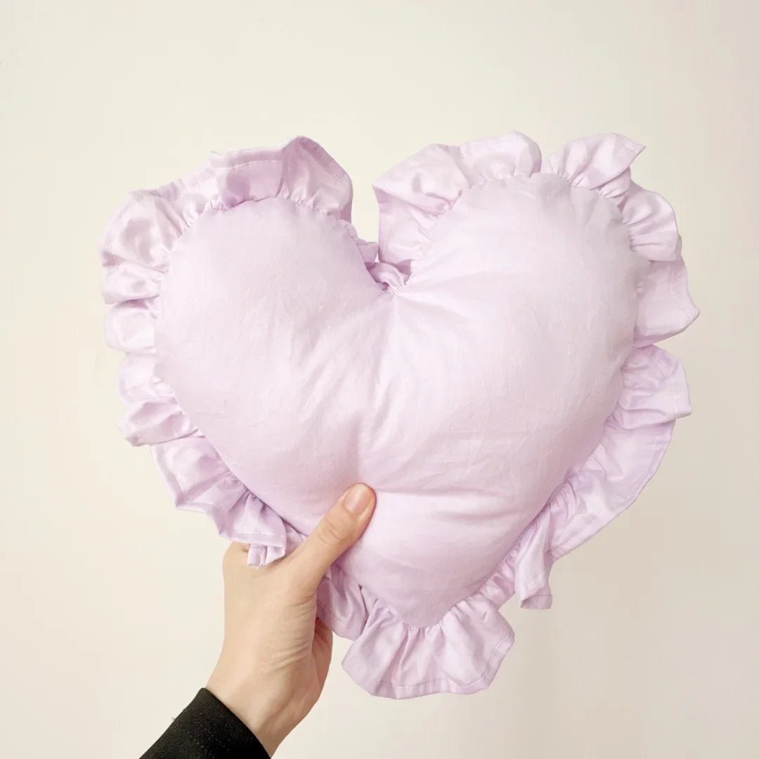Romantisches Satin - Kissen: Rosa Herz - Kissen mit Rüschen für Schlafzimmer & Wohnzimmer - ApolettaApoletta
