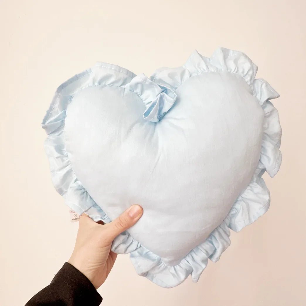 Romantisches Satin - Kissen: Rosa Herz - Kissen mit Rüschen für Schlafzimmer & Wohnzimmer - ApolettaApoletta