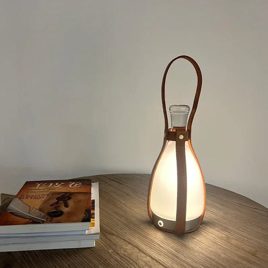 Nordische LED - Tischlampe: Kreative Glasflasche mit Leder & USB - Ladefunktion für Bar und Outdoor - ApolettaApoletta