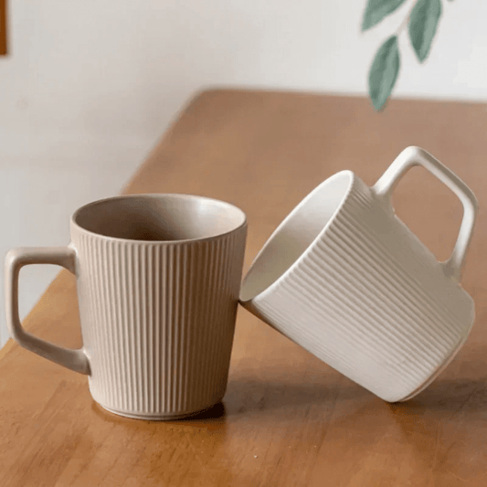 Nordischer Keramik - Becher (500 ml): Mattes Relief - Design mit Griff für Kaffee und Milch - ApolettaApoletta