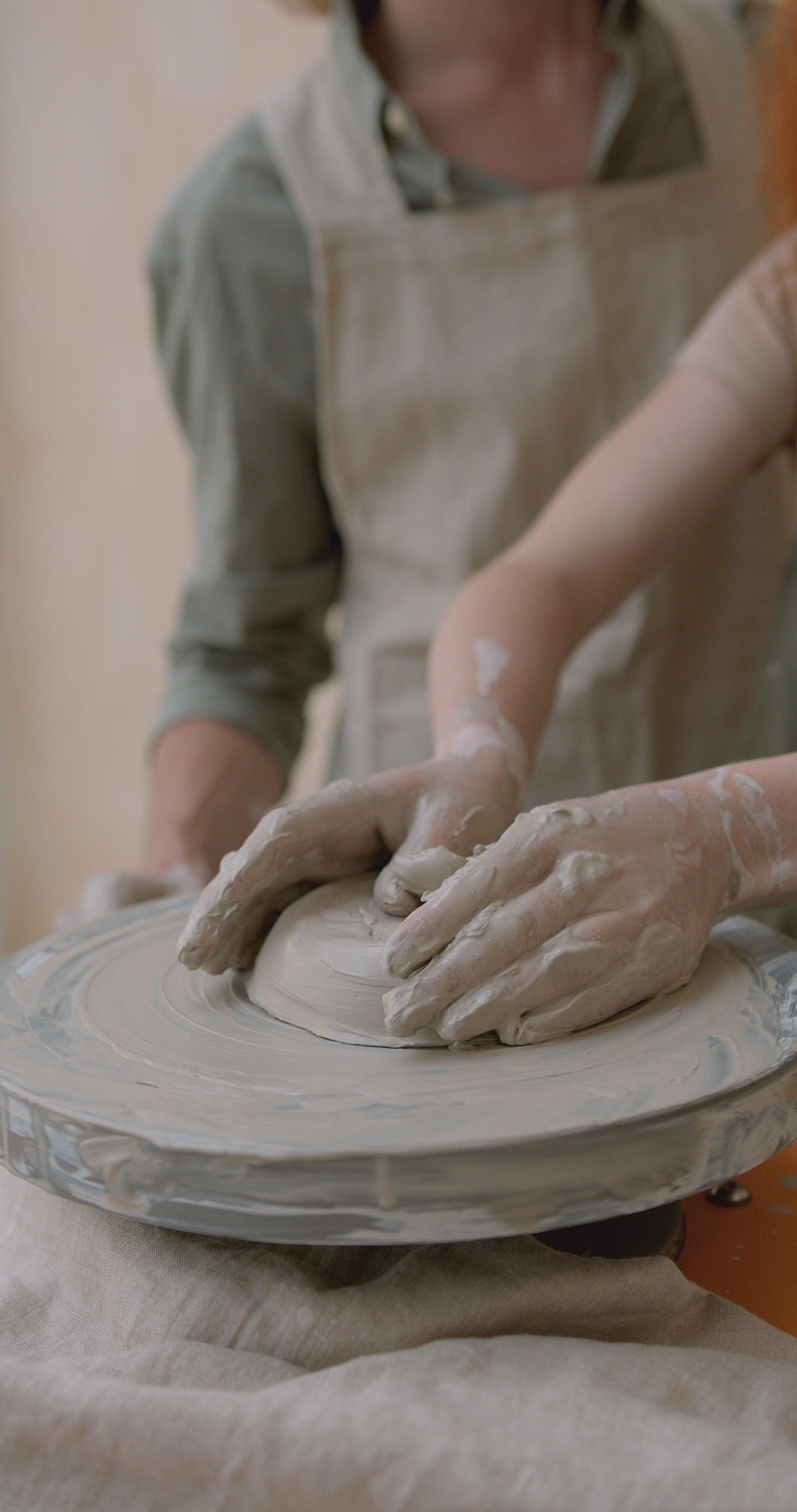 Video laden: Herstellungsprozess: Handgeformtes Premium Steinzeug